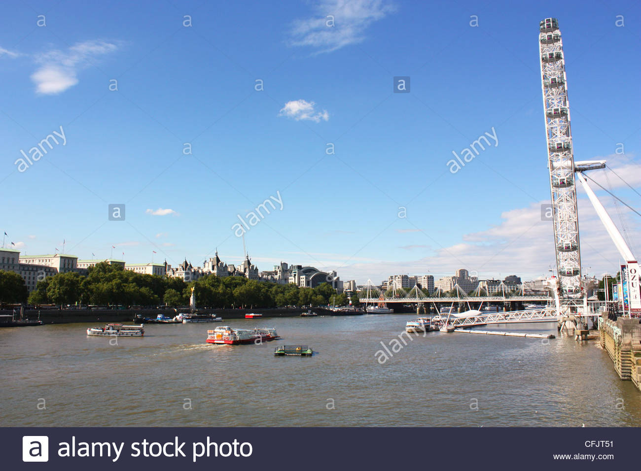 london-eye-over-river-thames-in-uk-cfjt51